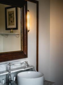 Sejours chez l'habitant Chateau de Sainte-Severe : Chambre Double avec Balcon