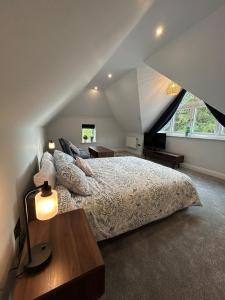 Goring River Retreat with Gym and Wellness Area