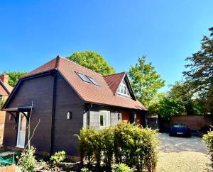 Goring River Retreat with Gym and Wellness Area