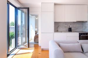 Stylish & Sunny 2BR near Heroísmo by LovelyStay