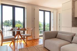 Stylish & Sunny 2BR near Heroísmo by LovelyStay