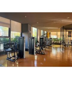 Bayfront Suite in Pasay Near NAIA Terminal, PICC, Star City, MOA and US Embassy - Pet-Friendly, Wi-Fi & Netflix, Free Swimming Pool, Sauna, Work from Home Ready