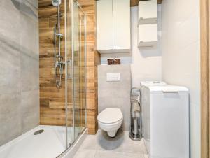 Riverwalk Charming Apartment by BookingHost