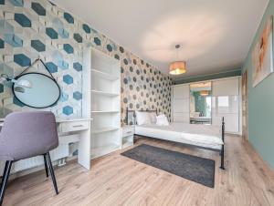 Riverwalk Charming Apartment by BookingHost