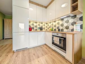 Riverwalk Charming Apartment by BookingHost