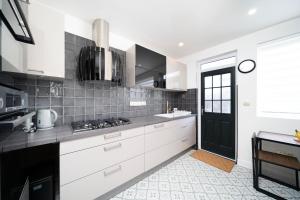 Newly Refurbished Two Bedroom Garden Flat - Sleeps 6