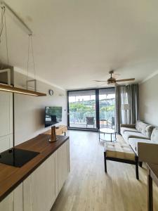 Free Parking Modern Smíchov Apartment With Large Balcony - 4hvězdičkové hotely ve městě Praha