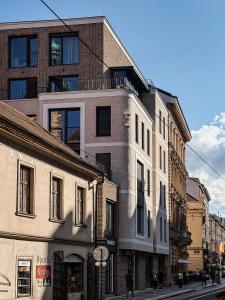 Turnkey I Henrys Tower Apartments