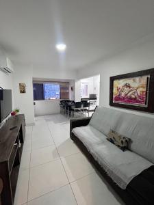 Apto 2 Quartos com BOX no Centro e 60m do Mar