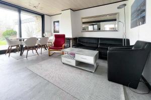 Haus hinter dem Deich Tossens