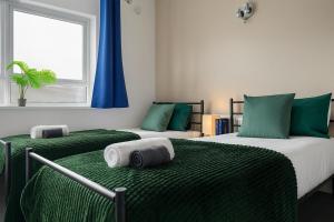 Iron House Stay - For Contractors & Families - Private Parking - Near ExCel, Canary Wharf, O2, City AirPort & GreenWich