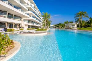 Comfy Retreat Balcony Grill Pool