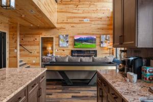 Grand Vista Lodge | Pool, Hot Tub & Epic Views