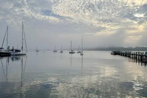 Whalers Rest, Historic Flat Near Harbor, Beach and Mystic