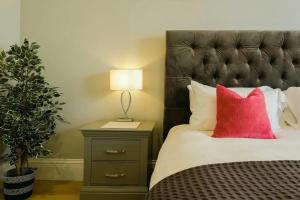 Elegant 2-Bed Luxury Apartment - Prime Location