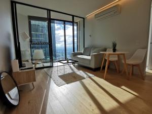 MHYL Private Lv 66 Skyline2BR V Market MEL Central Uni