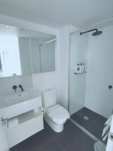 MHYL Private Lv 66 Skyline2BR V Market MEL Central Uni