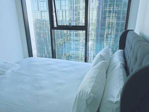 MHYL Private Lv 66 Skyline2BR V Market MEL Central Uni