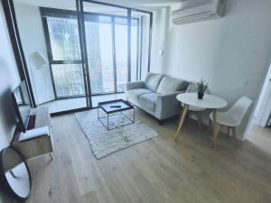 MHYL Private Lv 66 Skyline2BR V Market MEL Central Uni