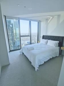 MHYL Private Lv 66 Skyline2BR V Market MEL Central Uni
