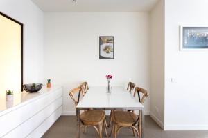 MHYL CBD Stylish 2B2B Apartment large balcony