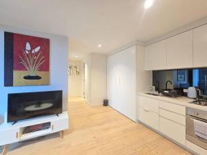 MHYL CBD Private 2BR VIC Market Mel Centre Lighthouse