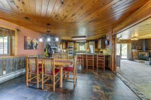 Stunning Mountain Views Spacious Cabin in Dubois!