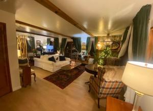 Vintage Sunset Villa by Bass Lake 17 miles from Yosemite National Park