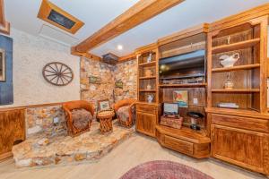 Vintage Sunset Villa by Bass Lake 17 miles from Yosemite National Park