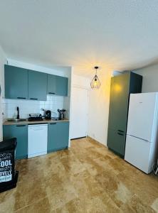 Appartements cosy rez-de-jardin avec piscine, a 3km des plages : photos des chambres