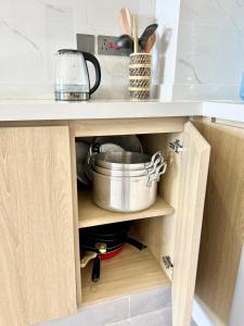 Modern 1BR near Junction Mall- Views, Pool, Gym