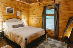 "Alpine Hills" Cozy Hideaway RRG Cabin w Hot Tub