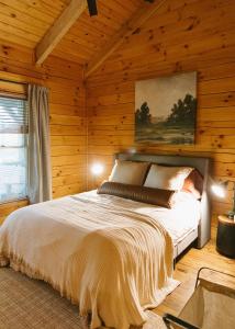 "Alpine Hills" Cozy Hideaway RRG Cabin w Hot Tub