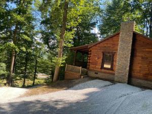 "Alpine Hills" Cozy Hideaway RRG Cabin w Hot Tub