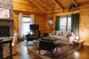 "Alpine Hills" Cozy Hideaway RRG Cabin w Hot Tub