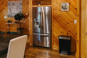 "Alpine Hills" Cozy Hideaway RRG Cabin w Hot Tub