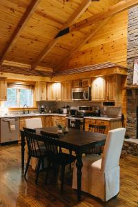 "Alpine Hills" Cozy Hideaway RRG Cabin w Hot Tub