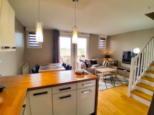 Duplex lumineux, balcon, parking, plein centre