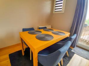 Duplex lumineux, balcon, parking, plein centre