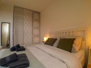 Duplex lumineux, balcon, parking, plein centre