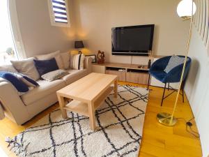 Duplex lumineux, balcon, parking, plein centre