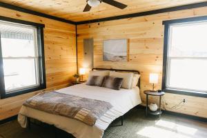 "Valley View Lodge" RRG - Modern Stay w Hot-tub