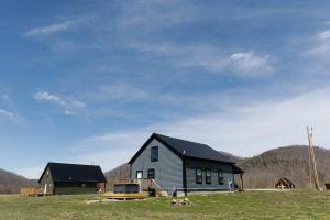 "Valley View Lodge" RRG - Modern Stay w Hot-tub