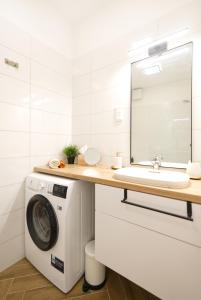 Lonyay Downtown Apartment by FirstHost