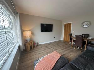 Modern homely well equipped 2BR bungalow next to the racecourse free parking