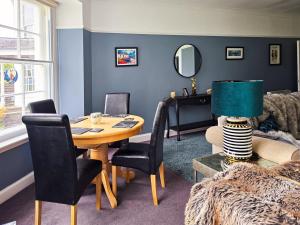 2 Bed Flat - Sleeps 4 - Pets - Parking - Wifi