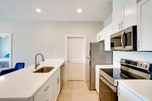 Commute to Fort Worth Newly Built Apt with Pool