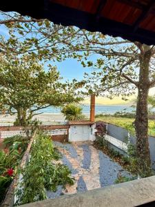 Casa frente ao marpé na areia no Indaiá até 18 pessoas