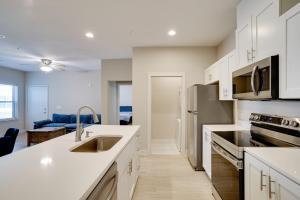 Pool Access, 1 Mi to Shops and Eats Crowley Rental