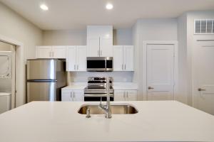 Pool Access, 1 Mi to Shops and Eats Crowley Rental